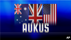 Huruf AUKUS di atas bendera Australia, Inggris dan AS. Aukus adalah pembelian kapal selam bertenaga nuklir itu merupakan bagian dari pakta keamanan baru antara ketiga negara itu. (Foto: AP)