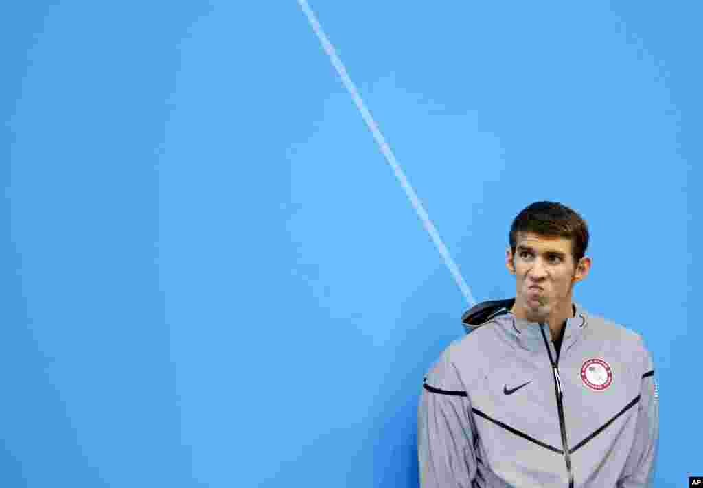 Michael Phelps waits to receive his silver medal for the men&#39;s 200-meter butterfly swimming final at the Aquatics Centre in the Olympic Park during the 2012 Summer Olympics in London, July 31, 2012. 