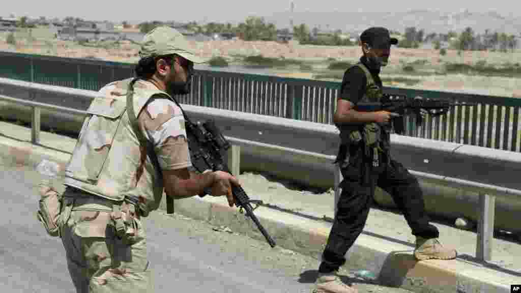 Tentara dari pasukan keamanan Irak dan milisia Syiah berpatroli di Amerli, sekitar 170 kilometer utara Baghdad (31/8).