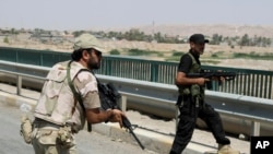 Ömerli'ye giren Irak askerleri ve Şii milisler 