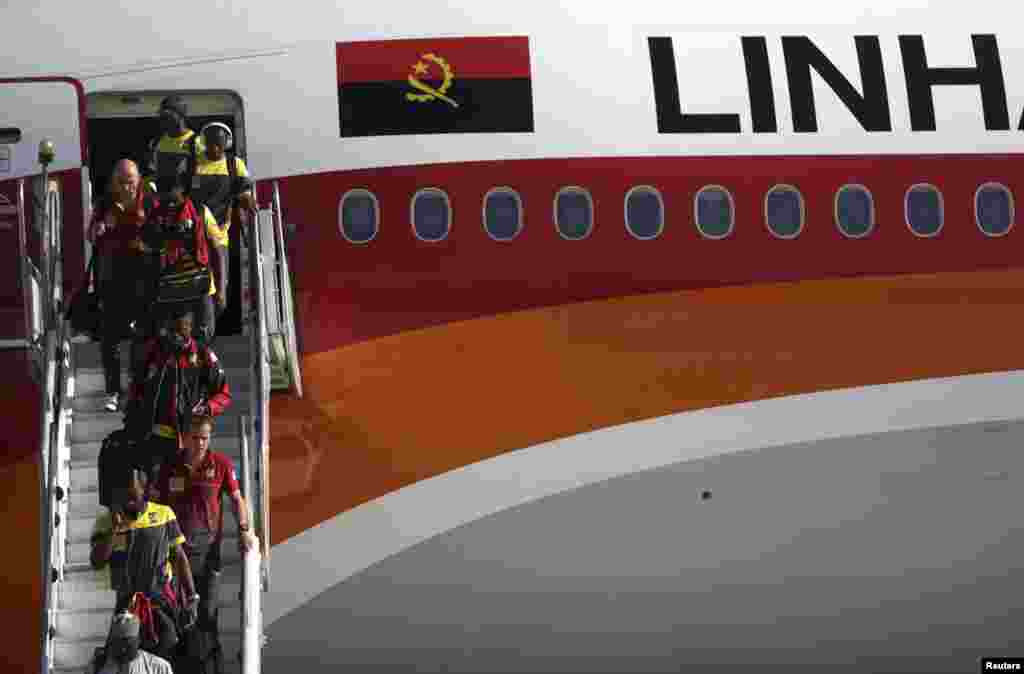 A selecção dos Camarões aterrou no Brasil num avião da Transportadora Aérea Angolana - Taag na Base Aérea do Galeão para participar no Mundial de Futebol que se realiza entre 12 de Junho e 13 de Julho no Brasil. Juno 9, 2014