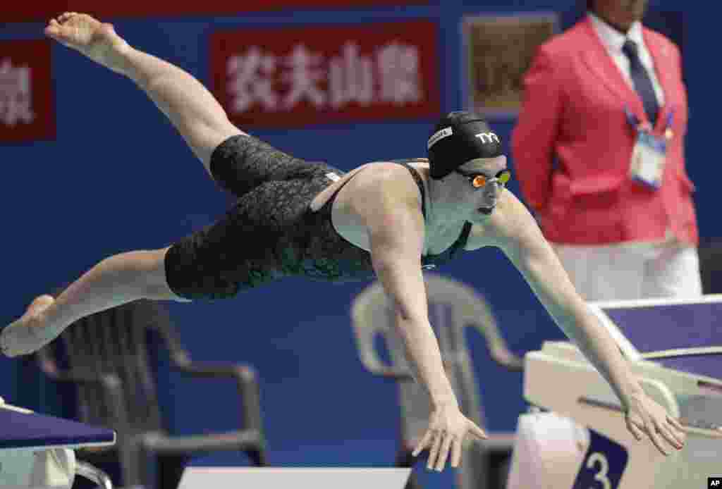 &laquo;لیلی کینگ&raquo; دختر ۲۲ ساله آمریکایی در حال شیرجه برای رشته پنجاه متر کرال سینه. او توانست در این رشته در مسابقات شنای قهرمانی جهان در کره جنوبی قهرمان شود.