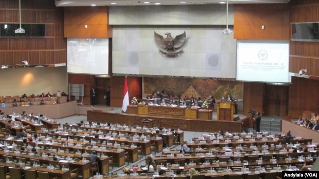 FILE - Sidang Paripurna DPR RI di ruang rapat paripurna Nusantara 2 Gedung MPR/DPR RI Jakarta, 30 Oktober 2015 (VOA/Andylala).