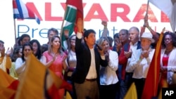 Carlos Alvarado Quesada, candidat à la présidence du Parti d'Action Citoyenne (PAC) au pouvoir, célèbre sa victoire lors de l'élection présidentielle à San José, au Costa Rica, le 1er avril 2018. 