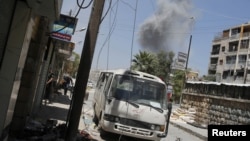 Các binh sĩ phe nổi dậy Syria tìm chỗ núp sau 1 vụ nổ ở Seif El Dawla, vùng lân cận của Aleppo, 24/8/2012