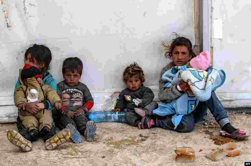 시리아 북동부 쿠르드 점령지역에서 무장단체 IS의 가족으로 의심 받으며 난민캠프에 수용됐다가 풀려난 여성과 아이들.