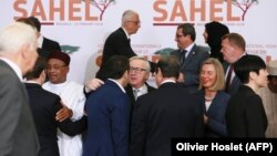 (De gauche à droite sur la photo) le président français Emmanuel Macron, son homologue nigérien Mahamadou Issoufou, le Premier ministre grec Alexis Tsipras, le président de la Commission européenne Jean-Claude Juncker, le président chypriote Nicos Anastasiades, et la cheffe de la diplomatie européenne Federica Mogherini, Conférence sur le Sahel, Bruxelles, le 23 février 2018.