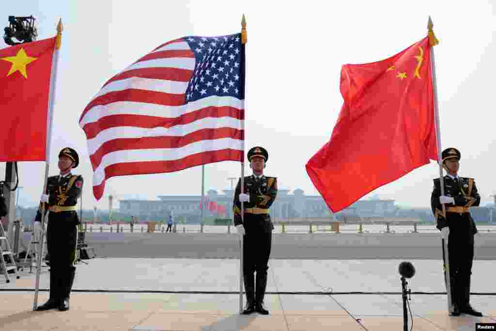 中国军人持美国与中国国旗立正，等候美国总统特朗普前来参加在北京人民大会堂东门外广场举行的欢迎仪式。(2026年5月14日)