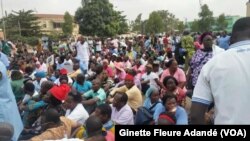 Une manifestation des employés de la fonction publique, à Cotonou, le 24 mars 2018. (VOA/Ginette Fleure Adandé)