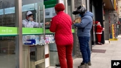 중국 베이징 시민들이 시내 약국에서 의약품을 구입하고 있다