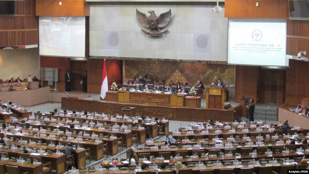 Sidang Paripurna DPR RI dengan pembahasan RAPBN 2016 tahap 2 di ruang rapat paripurna Nusantara 2 Gedung MPR/DPR RI Jakarta, 30 Oktober 2015 (Foto: VOA/Andylala).