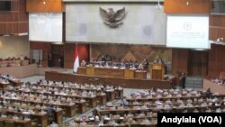 Sidang Paripurna DPR RI dengan pembahasan RAPBN 2016 tahap 2 di ruang rapat paripurna Nusantara 2 Gedung MPR/DPR RI Jakarta, 30 Oktober 2015 (Foto: VOA/Andylala).