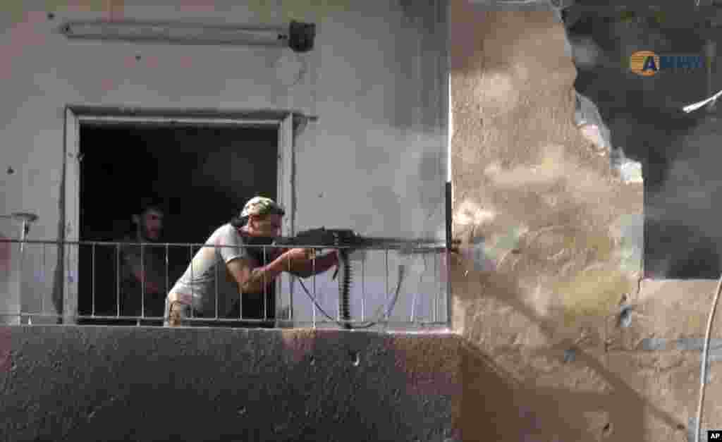 شام کے صدر بشار الاسد کی حکومت کے خلاف لڑنے والے باغیوں کے اتحاد &#39;ایس ڈی ایف&#39; کے جنگجووں نے رقہ کو آزاد کرانے کی کارروائی کا آغاز پانچ جون کو کیا تھا۔