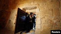 Священик відкриває Церкву Різдва у Вифлеємі, у той час як палестинська влада послаблює карантин у зв’язку з COVID-19 на окупованому Ізраїлем Західному березі Йордану. 26 травня 2020 р.