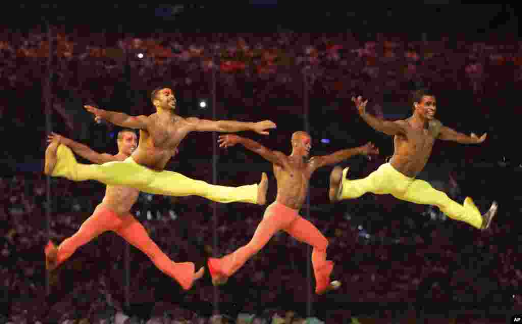 Para penari yang tampil dalam upacara penutupan Olimpiade Musim Panas 2016 di Rio de Janeiro, Brazil (21/8). (AP/David Goldman)