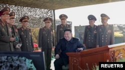 Kiongozi wa Korea ya Kaskazini Kim Jong Un alipokitembelea kituo cha mafunzo ya kijeshi katika eneo lisilojulikana. Picha na KCNA/ REUTERS 