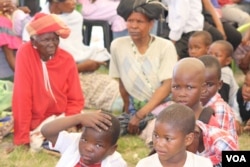 Some of the crowd gathered at a recent BI HIV testing day in Bulungula (D. Taylor/VOA)