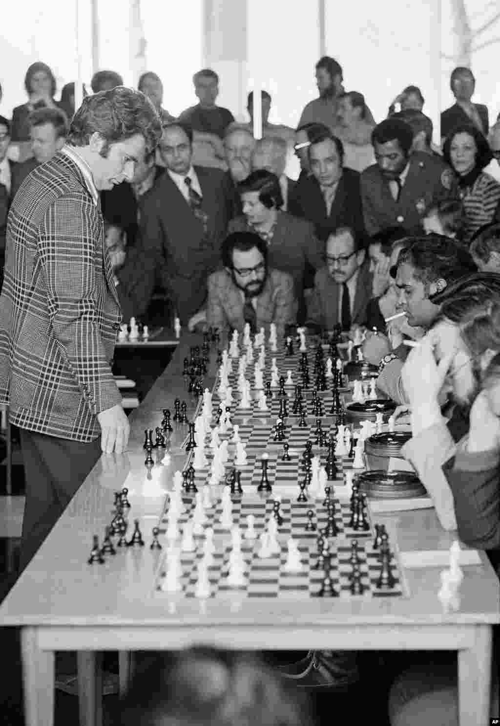امروز در تاریخ: سال ۱۹۷۴ &ndash; سیزده مسابقه همزمان شطرنج بوریس اسپاسکی، قهرمان جهانی&zwnj; شطرنج، در نیویورک. او ۱۲ بازی را برد و یک بازی را مساوی کرد. 