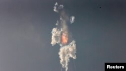 Pesawat luar angkasa Starship generasi terbaru SpaceX, di atas roket Super Heavy-nya yang kuat, meledak setelah lepas landas dari pusat peluncuran Boca Chica, dalam uji terbang singkat tanpa awak di dekat Brownsville, Texas, AS, 20 April 2023. (REUTERS/Joe Skipper)