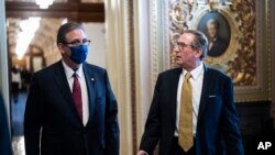 Bruce Castor (à g.) et Michael van der Veen, deux des avocats qui défendent l'ancien président américain Donald Trump, au Capitole, le 4e jour du procès en destitution au Sénat, le vendredi 12 février 2021, à Washington.