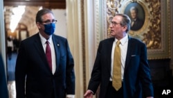 Bruce Castor (kiri) dan Michael van der Veen, dua pengacara anggota tim pembela mantan Presiden Donald Trump saat jeda sidang kasus pemakzulan di Gedung Capitol, Washington DC, Jumat (12/2). 