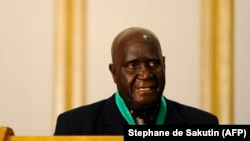 L'ancien et premier président zambien Kenneth Kaunda prononce un discours lors de la cérémonie de clôture du 30e sommet de la Communauté de développement de l'Afrique australe (SADC) le 17 août 2010 à Windhoek, en Namibie. 