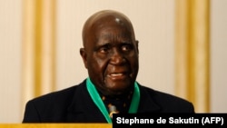 Foto de arquivo: O fundador e primeiro Presidente da Zâmbia, Kenneth Kaunda, discursa numa cerimónia da SADC. Agosto de 2010