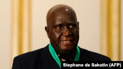 Foto de arquivo: O fundador e primeiro Presidente da Zâmbia, Kenneth Kaunda, discursa numa cerimónia da SADC. Agosto de 2010