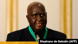 (FILES) In this file photo taken on August 17, 2010 Former and first Zambian president Kenneth Kaunda delivers a speech during the closing ceremony of the 30th Southern African Development Community (SADC) summit in Windhoek, Namibia. 