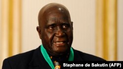 Kenneth Kaunda, mokonzi ya kala ya Zambie na likita lya SADC na Winhoek, Namibie, 14 juin 2010