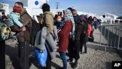 지난달 21일 마케도니아 접경 그리스 북부 국경 지대에서 난민들이 그리스 당국의 검열을 받기 위해 줄을 서 있다. (자료사진) 