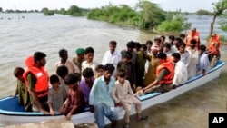 Pakistani troops rescue villagers displaced by flood as a result of torrential monsoon rains over a few days in Tando Mohammad Khan, near Hyderabad in Pakistan's Sindh province, August 16, 2011