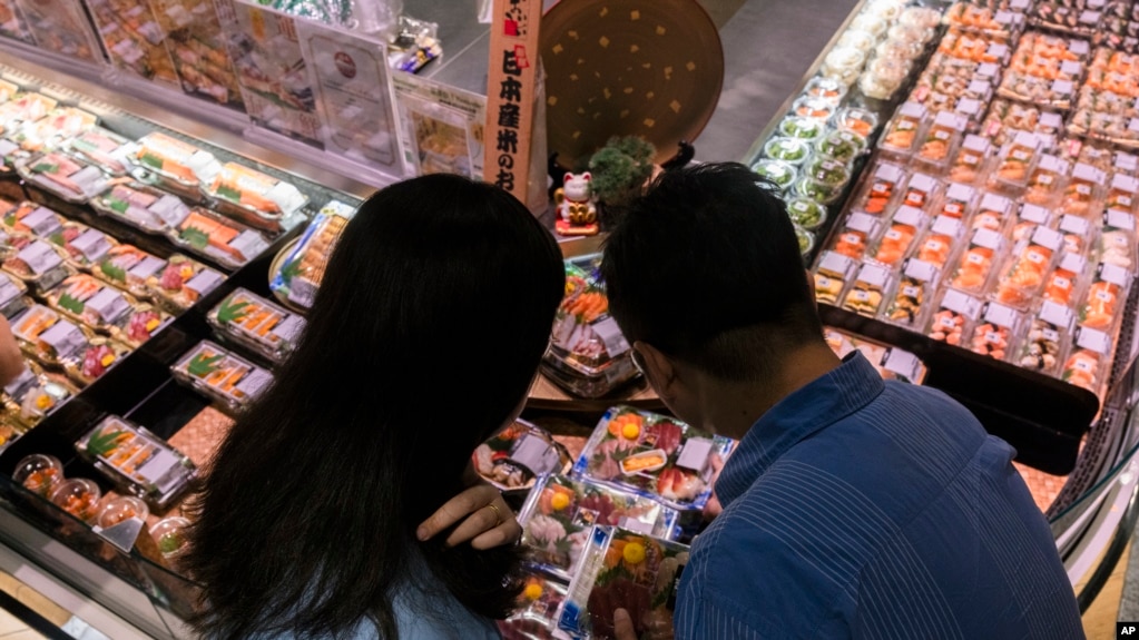 香港一家海鲜店2023年7月贩售的日本海鲜。（美联社）(photo:VOA)
