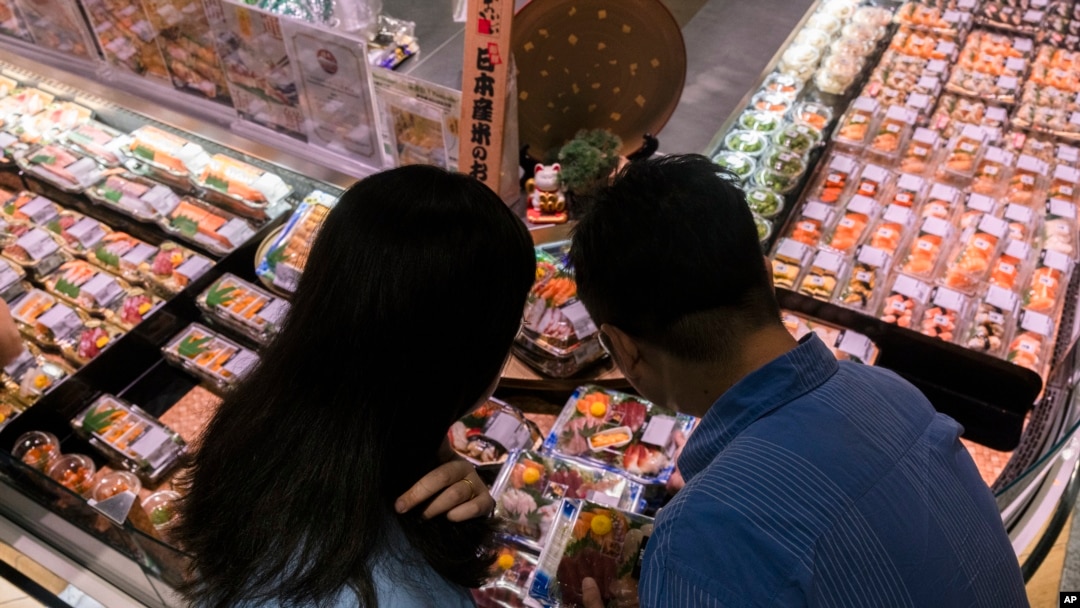 顾客在香港一家超市选购自日本进口的海鲜产品。（美联社2023年7月12日）