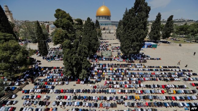 فلسطینی یروشلم کو بیت المقدس کہتے ہیں اور یہ شہر مسلمانوں، یہودیوں اور عیسائیوں تینوں مذاہب کے ماننے والوں کے لیے مقدس شہر سمجھا جاتا ہے۔ (فائل فوٹو)