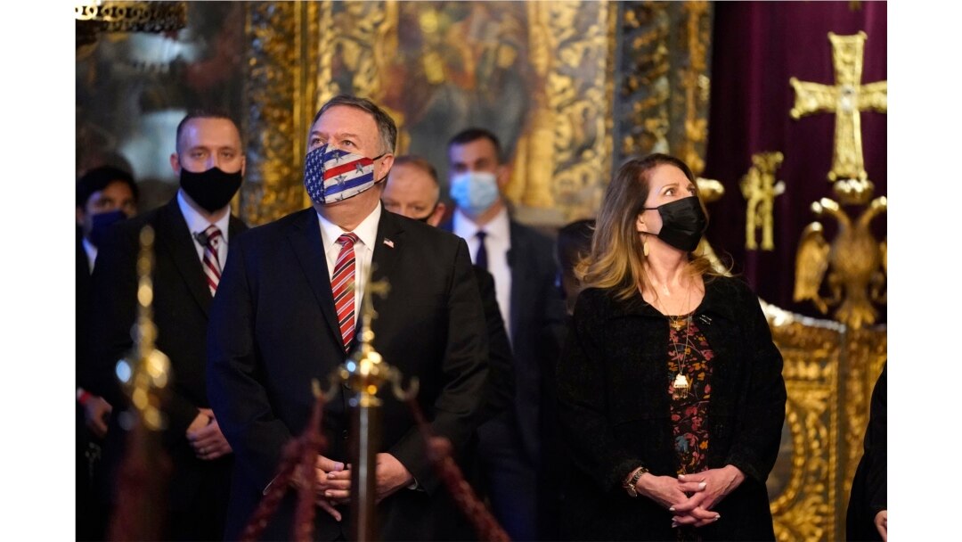 Menlu AS Mike Pompeo (kiri) dan istrinya Susan mengunjungi Gereja Patriarkal St.George di Istanbul, Turki, 17 November 2020. (Foto: Patrick Semansky / POOL / AFP)