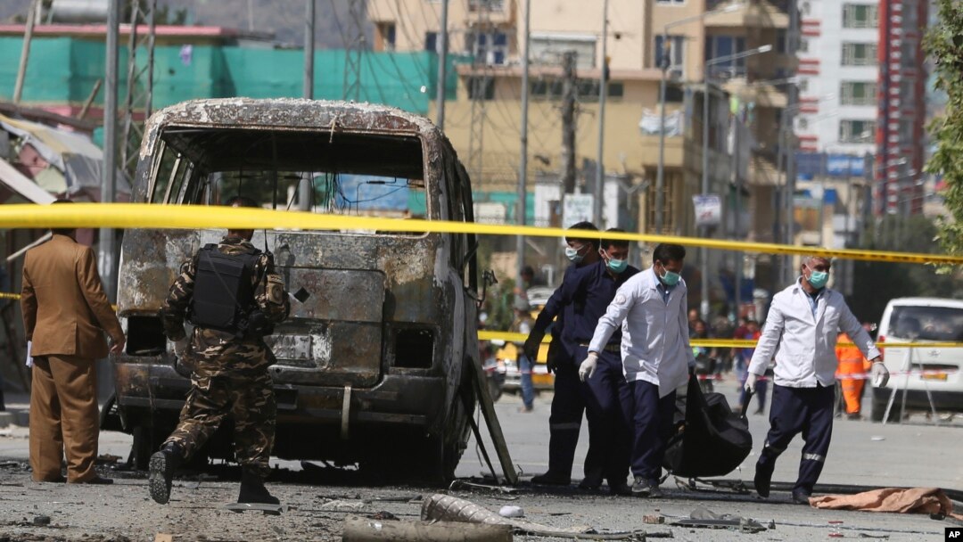 Petugas medis mengangkut jenazah korban tewas dalam ledakan pada sebuah minibus di Kabul, Afghanistan, Senin (3/6). 