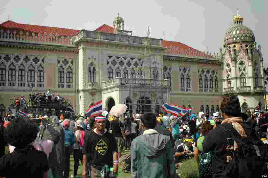 Anti-government protesters on the lawn of Government House in Bangkok, Dec. 3, 2013. (Steve Herman/VOA)