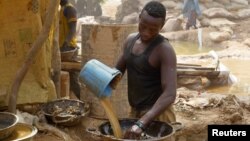 Des mineurs traitent de la poussière fine et du sol à la recherche d'or dans une colonie de mineurs à Anka, à Zamfara, au Nigéria le 21 avril 2016.