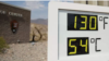 Термометр показывает температуру 130° по Фаренгейту (54° по Цельсию) в туристическом центре Furnace Creek в Национальном парке Долины Смерти в Калифорнии, 17 июня 2021 г. 