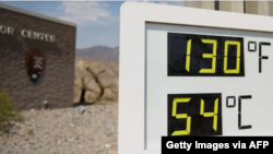 Термометр показывает температуру 130° по Фаренгейту (54° по Цельсию) в туристическом центре Furnace Creek в Национальном парке Долины Смерти в Калифорнии, 17 июня 2021 г. 