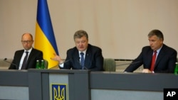 (слева направо) Арсений Яценюк, Петр Порошенко и Арсен Аваков. Киев, Украина, 10 июля 2015.