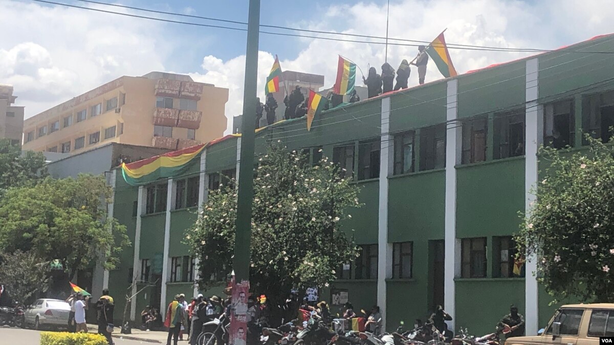 Cochabamba, un día después del motín policial en Bolivia, fortalece resistencia en las calles - Voz de América