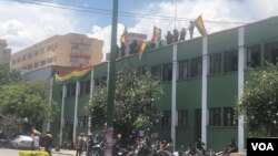 Policías amotinados en la Unidad Táctica de Operaciones en el centro de Cochabamba, Bolivia. Foto: Fabiola Chambi, VOA.
