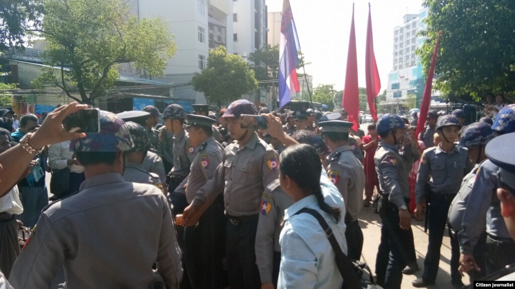 ေျမယာသိမ္း ကန္႔ကြက္ဆႏၵျပသူမ်ားကို ဖမ္းဆီးလူစုခြဲေနစဥ္။ (ဓာတ္ပံု-ႏုိင္ႏုိင္ေအာင္)
