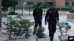 Dua orang polisi sedang berpatroli di Madrid, Spanyol (Foto: dok).