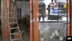 Staklena vrata izrešetana mecima posle krvavog napada u kenijskom šoping molu, u kome je ubijeno 67 ljudi