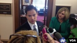 Rubio, junto a Menendez, presentaron proyecto de ley para imponer sanciones contra ciertos individuos del gobierno venezolano. [Foto: Ramon Taylor, VOA].