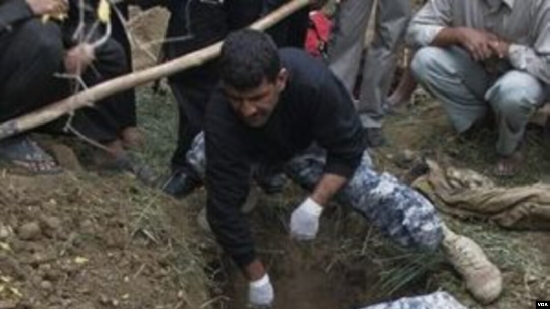 Pasukan keamanan Irak memeriksa jenazah yang ditemukan dari sebuah kuburan massal di Baghdad utara. Jenazah-jenazah itu diduga dibunuh oleh militan al-Qaida.