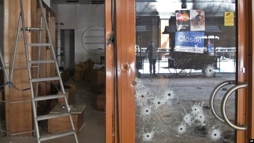 Staklena vrata izrešetana mecima posle krvavog napada u kenijskom šoping molu, u kome je ubijeno 67 ljudi